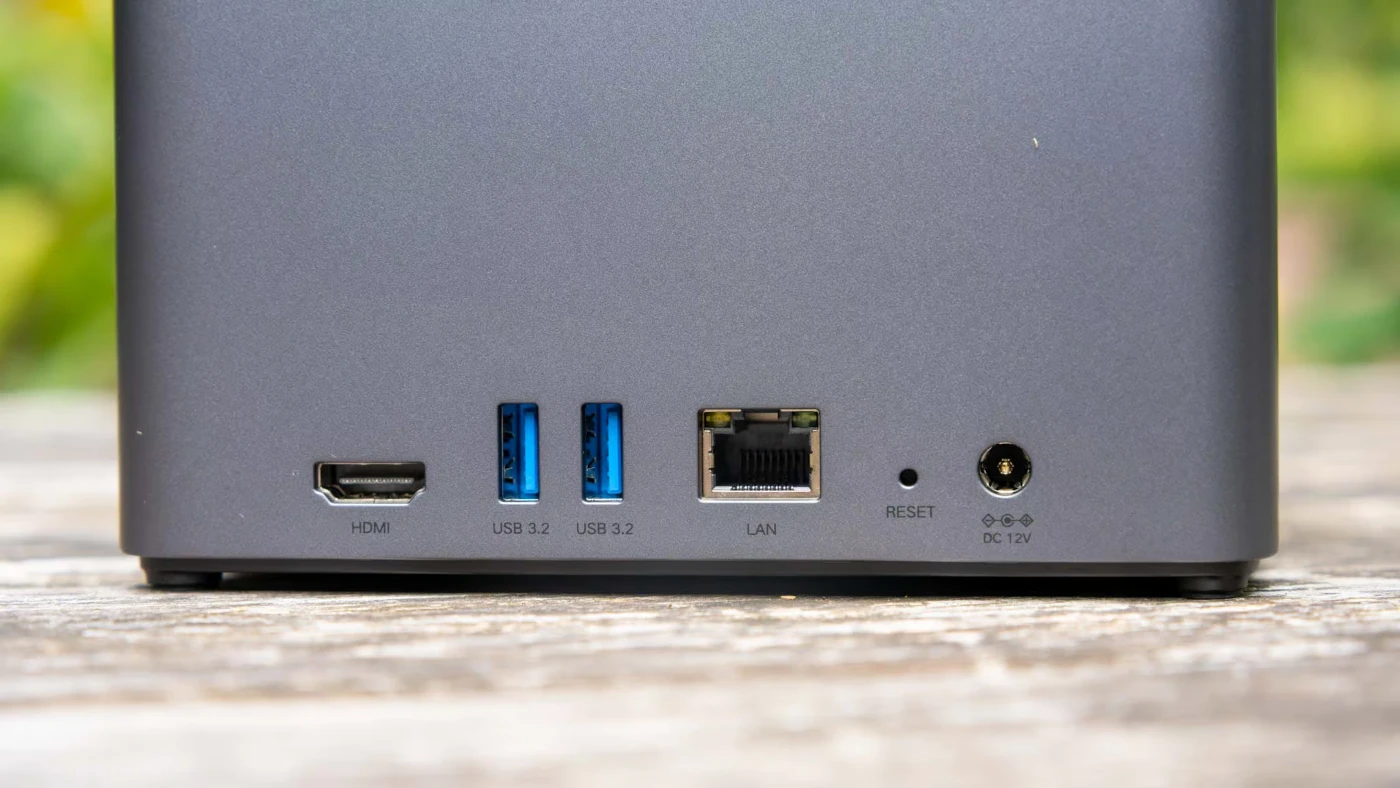 Das UGREEN DH4300 Plus 4-Bay NAS - Ansicht von hinten.